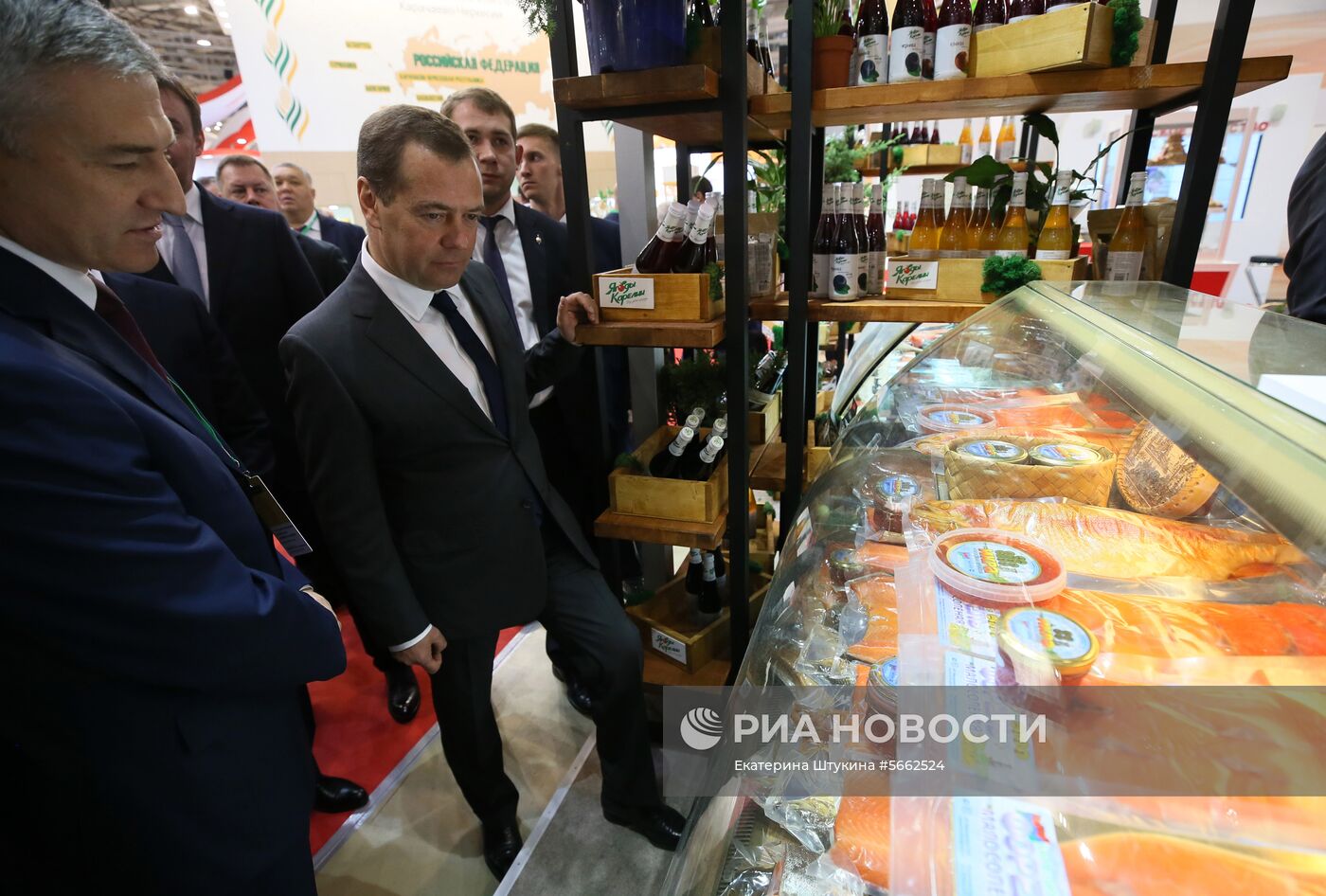 Премьер-министр РФ Д. Медведев на открытии 20-й агропромышленной выставки «Золотая осень»