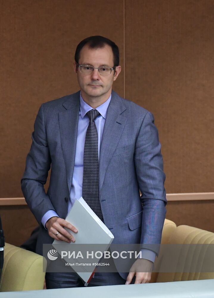 Заместитель председателя Банка России Владимир Чистюхин на пленарном заседании Государственной Думы РФ. Место: Россия, Москва. Автор: Илья Питалев/РИА Новости. Пленарное заседание Госдумы РФ