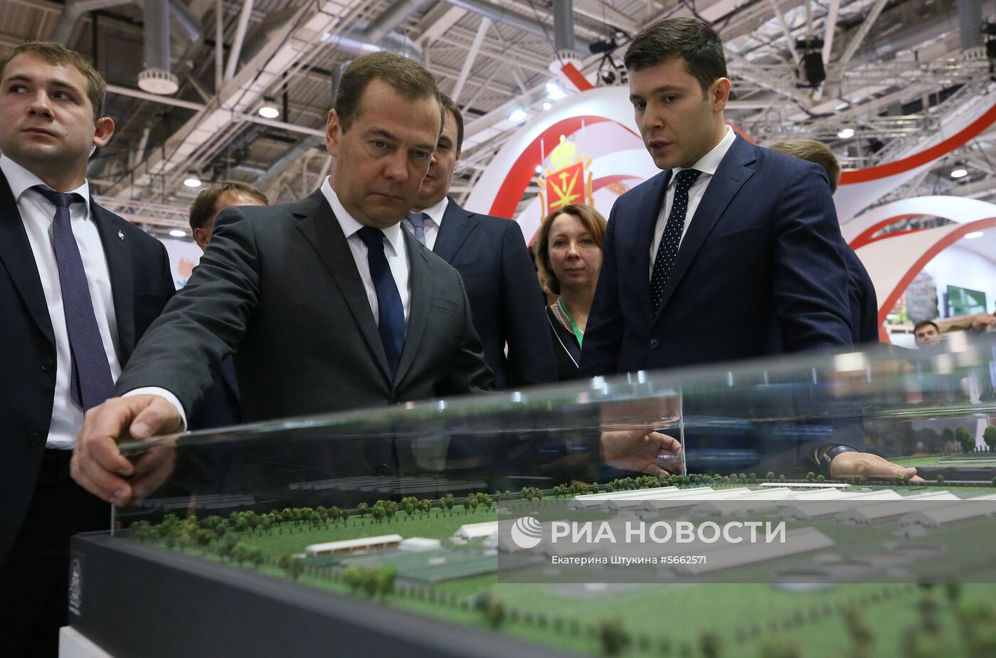 Премьер-министр РФ Д. Медведев на открытии 20-й агропромышленной выставки «Золотая осень»
