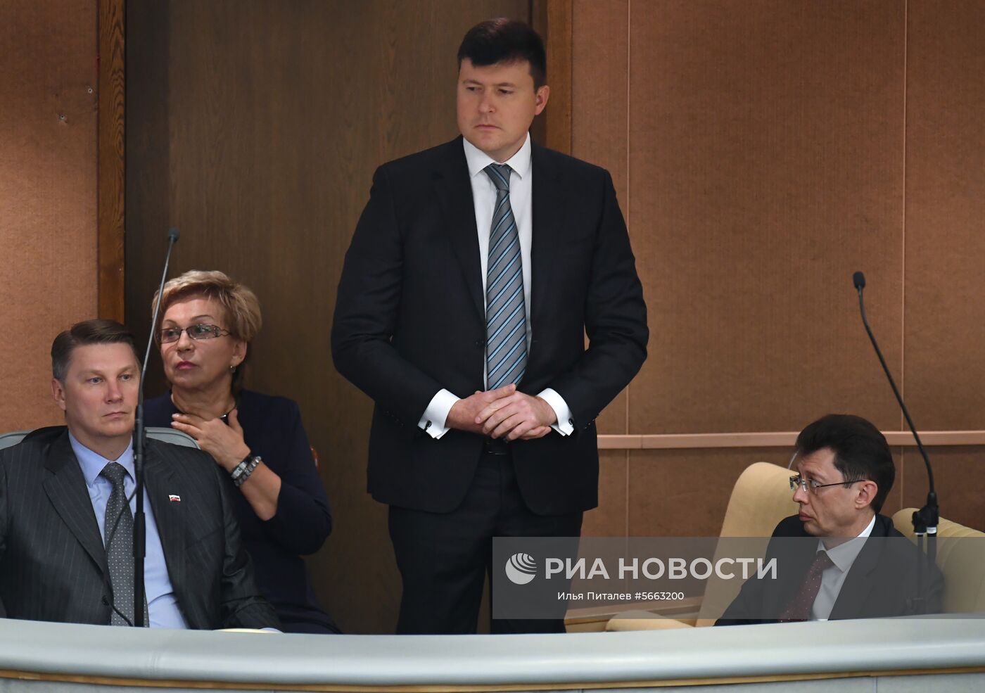 Заместитель председателя Банка России Руслан Вестеровский (в центре) на пленарном заседании Государственной Думы РФ. Слева - полномочный представитель правительства РФ в Государственной Думе РФ Александр Синенко, справа - первый заместитель председателя Банка России Дмитрий Скобелкин Место: Россия, Москва. Автор: Илья Питалев/РИА Новости. Пленарное заседание Госдумы РФ