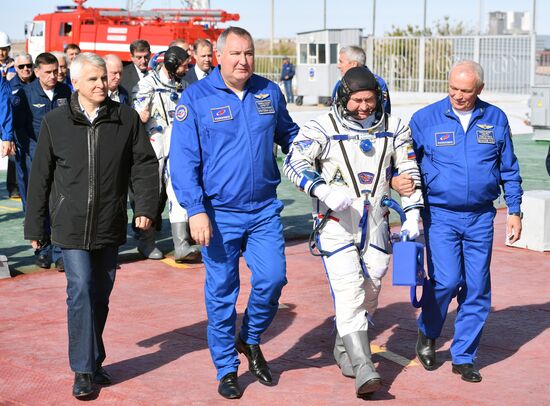 Члены экипажа МКС-57/58 перед отъездом на стартовую площадку космодрома «Байконур»