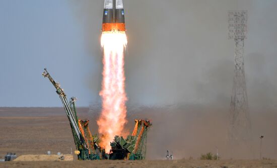 Старт ракеты-носителя "Союз-ФГ" с пилотируемым кораблем "Союз МС-10