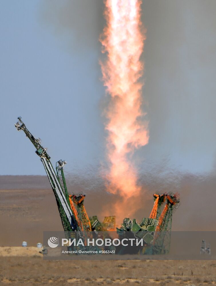 Старт ракеты-носителя "Союз-ФГ" с пилотируемым кораблем "Союз МС-10