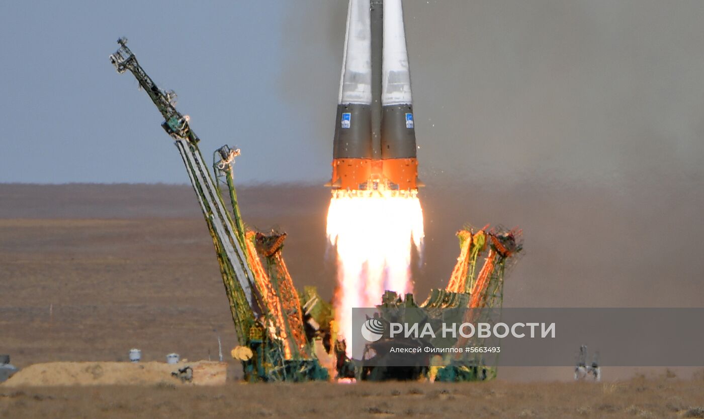 Старт ракеты-носителя "Союз-ФГ" с пилотируемым кораблем "Союз МС-10