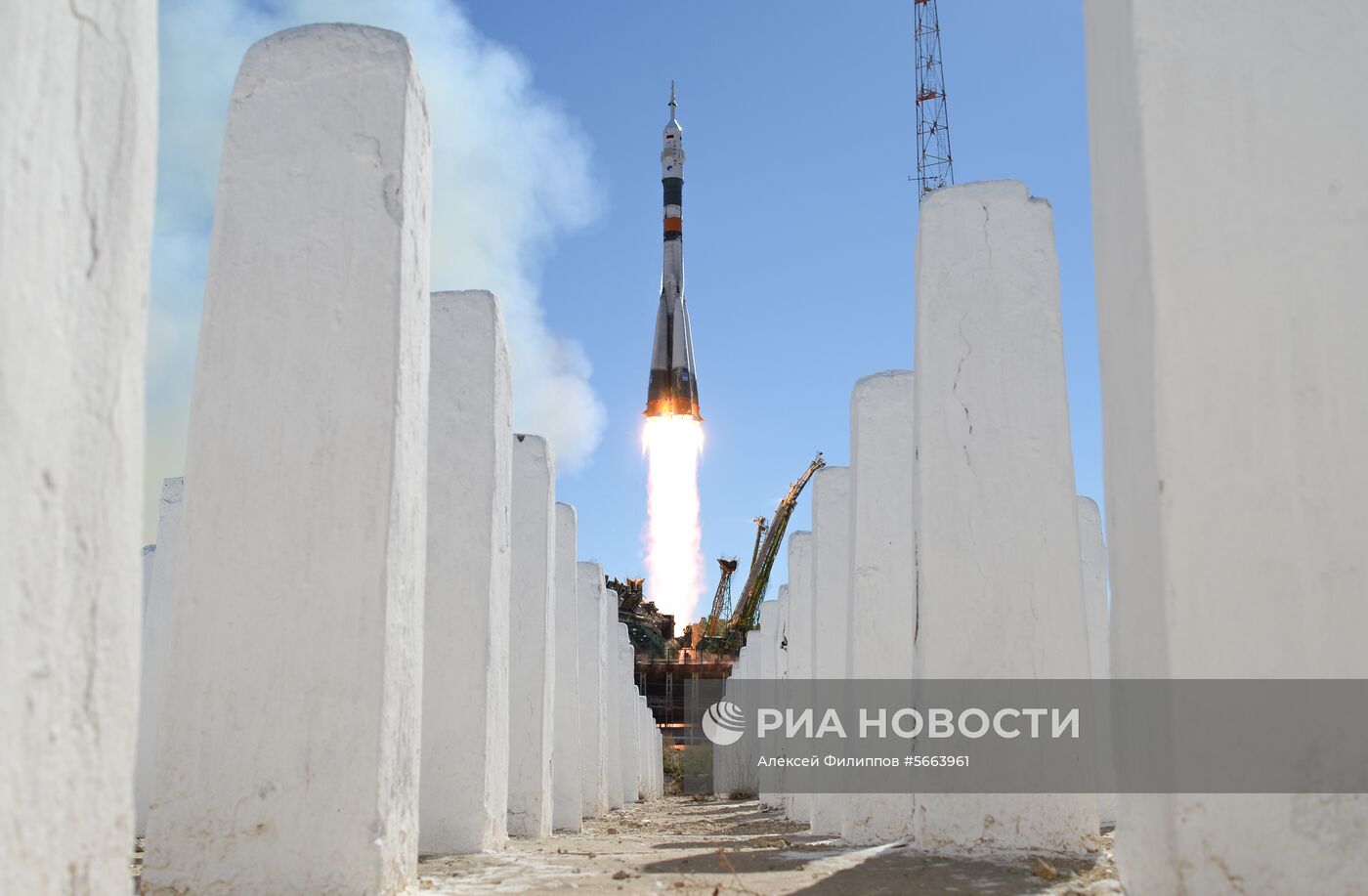 Старт ракеты-носителя "Союз-ФГ" с пилотируемым кораблем "Союз МС-10