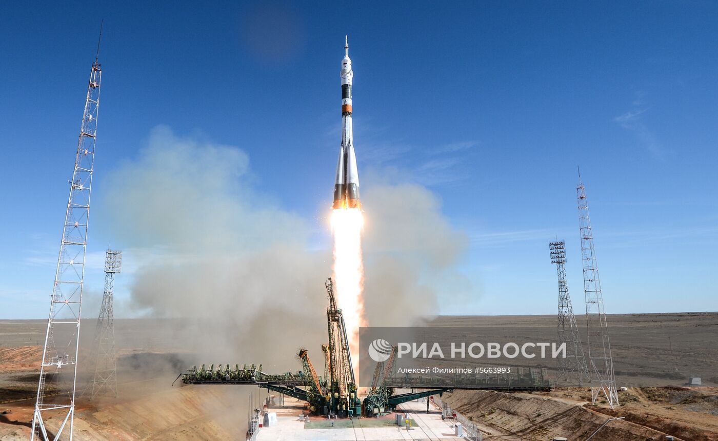 Старт ракеты-носителя "Союз-ФГ" с пилотируемым кораблем "Союз МС-10