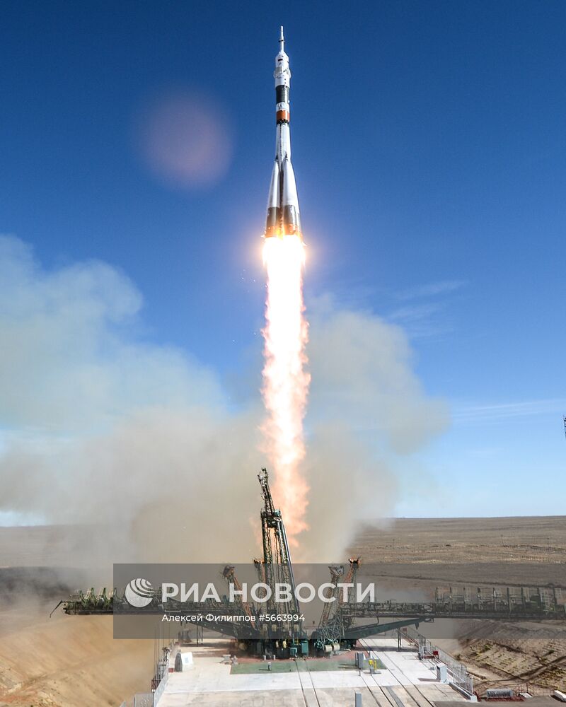 Старт ракеты-носителя "Союз-ФГ" с пилотируемым кораблем "Союз МС-10