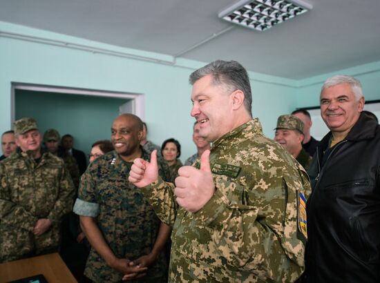 Президент Украины П. Порошенко посетил Объединенный операционный центр сил многонациональных учений «Чистое небо-2018»