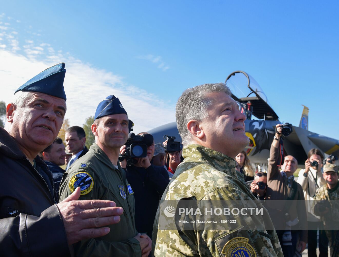 Президент Украины П. Порошенко посетил Объединенный операционный центр сил многонациональных учений «Чистое небо-2018»