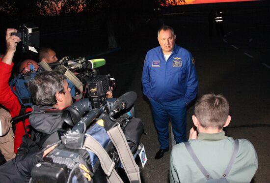 Брифинг главы Роскосмоса Д. Рогозина в аэропорту Байконура