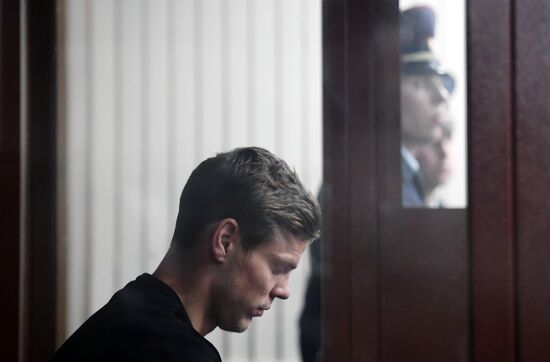 Рассмотрение ходатайства следствия об аресте А. Кокорина и П. Мамаева