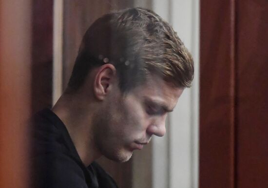 Рассмотрение ходатайства следствия об аресте А. Кокорина и П. Мамаева