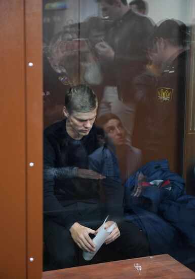 Рассмотрение ходатайства следствия об аресте А. Кокорина и П. Мамаева