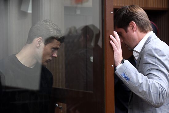 Рассмотрение ходатайства следствия об аресте А. Кокорина и П. Мамаева