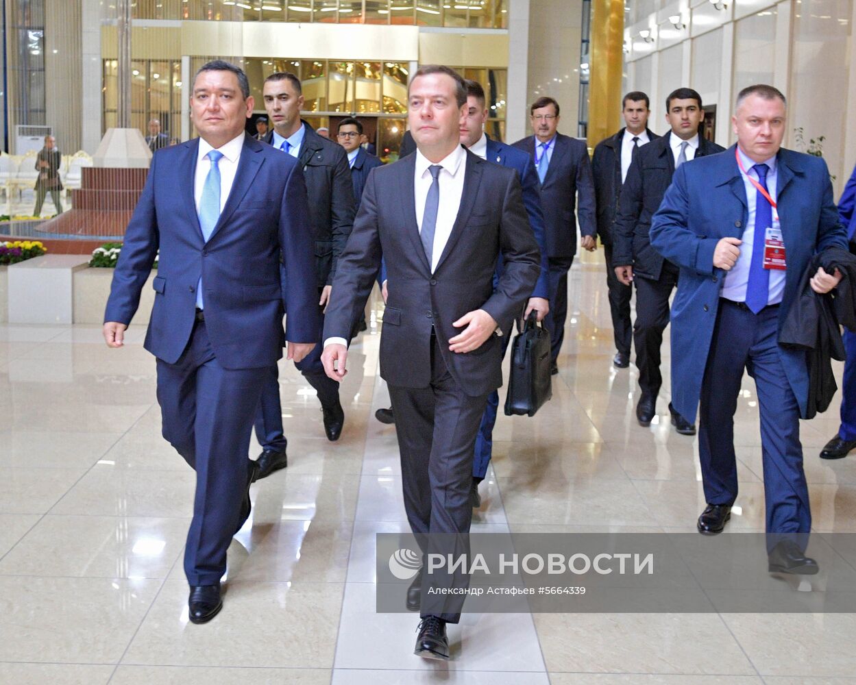 Премьер-министр РФ Д. Медведев прибыл в Душанбе на встречу глав правительств стран ШОС