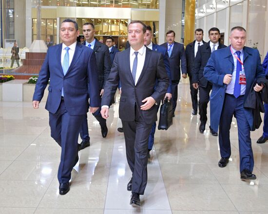Премьер-министр РФ Д. Медведев прибыл в Душанбе на встречу глав правительств стран ШОС