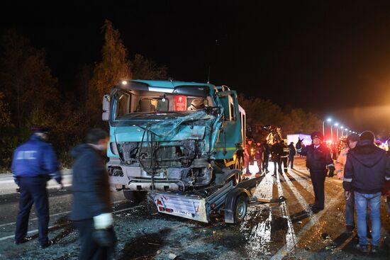 В Чувашии при столкновении автобуса с фурой погибли двенадцать человек
