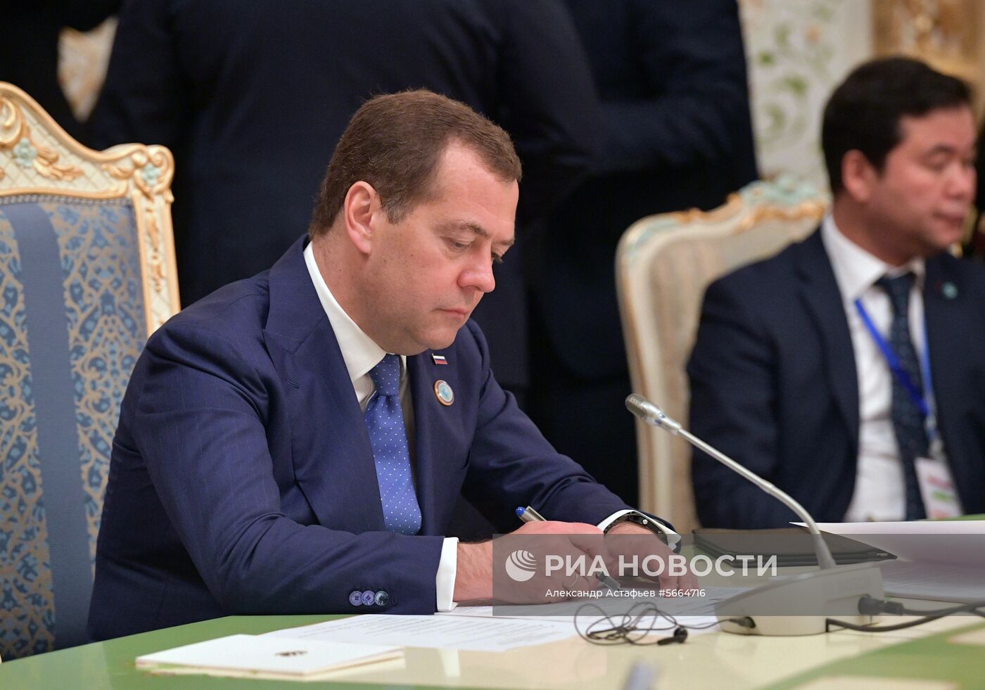 Премьер-министр РФ Д. Медведев принимает участие в заседании Совета глав правительств ШОС