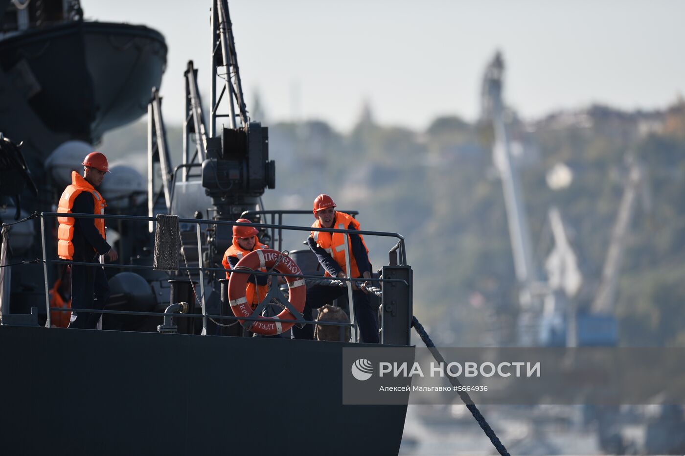 Учебный корабль "Перекоп" ВМФ России прибыл в порт Севастополя