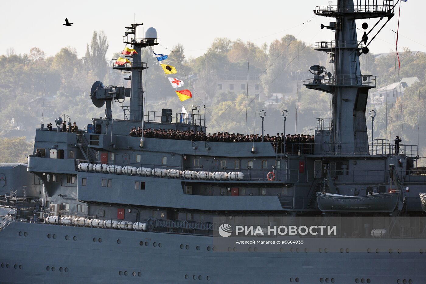 Учебный корабль "Перекоп" ВМФ России прибыл в порт Севастополя
