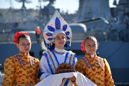 Учебный корабль "Перекоп" ВМФ России прибыл в порт Севастополя