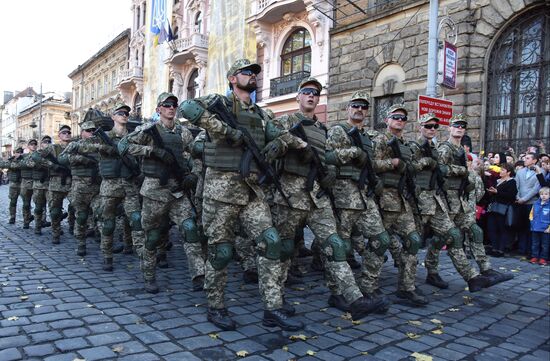 Военный парад к Дню защитника Украины во Львове