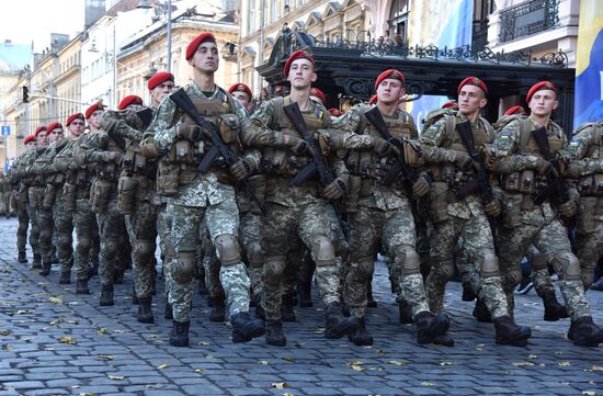 Военный парад к Дню защитника Украины во Львове