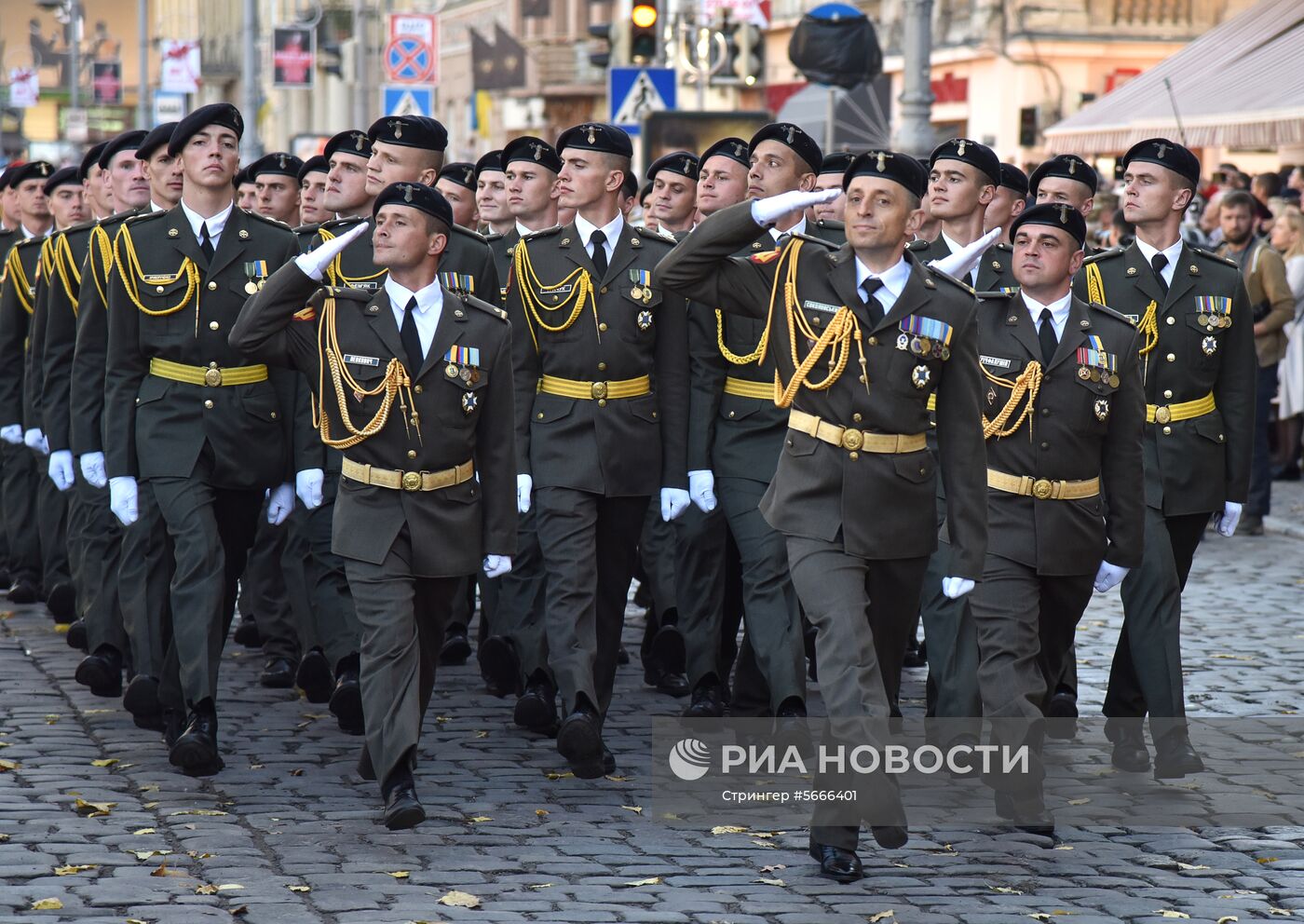 Военный парад к Дню защитника Украины во Львове