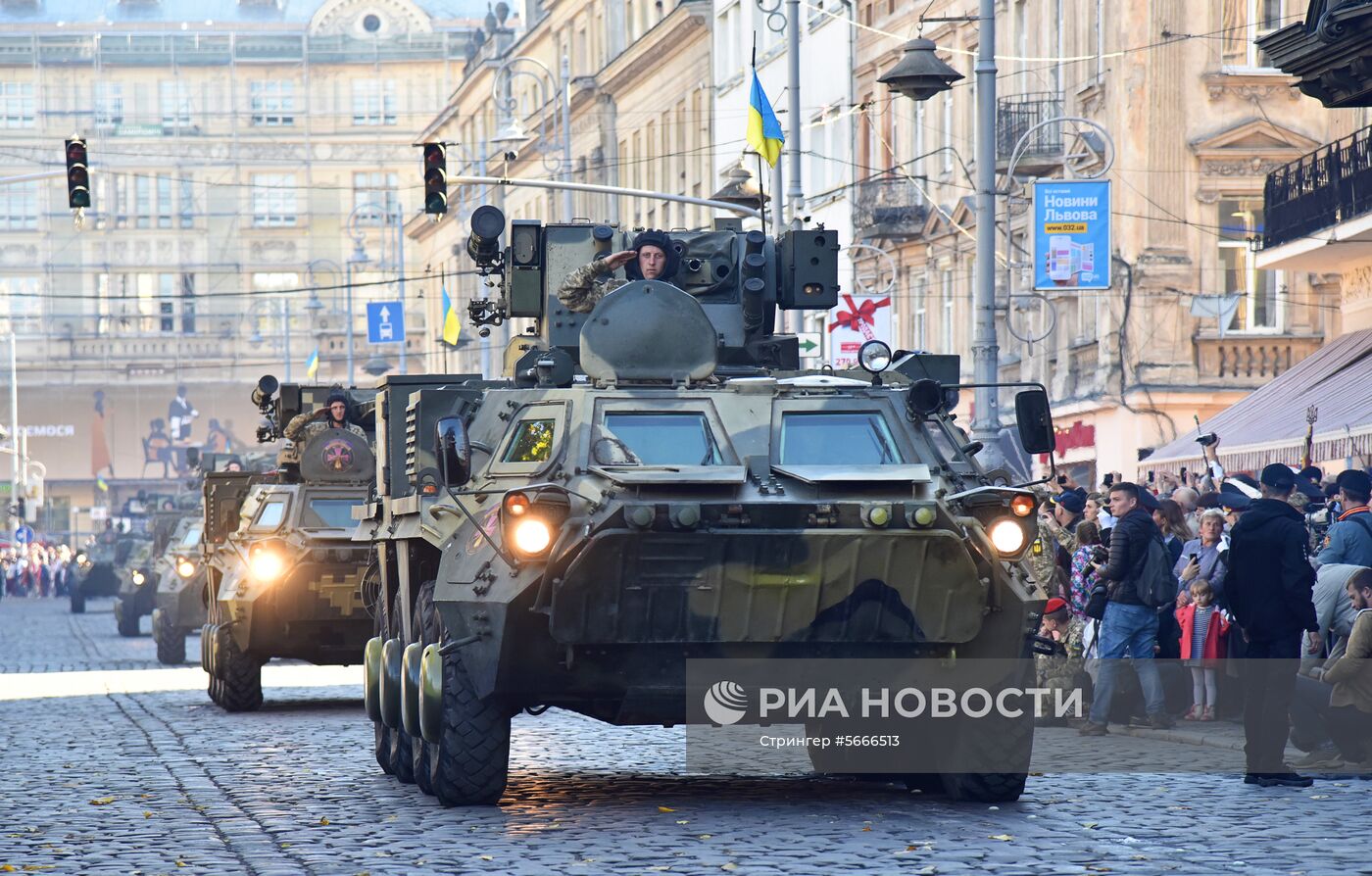 Военный парад к Дню защитника Украины во Львове