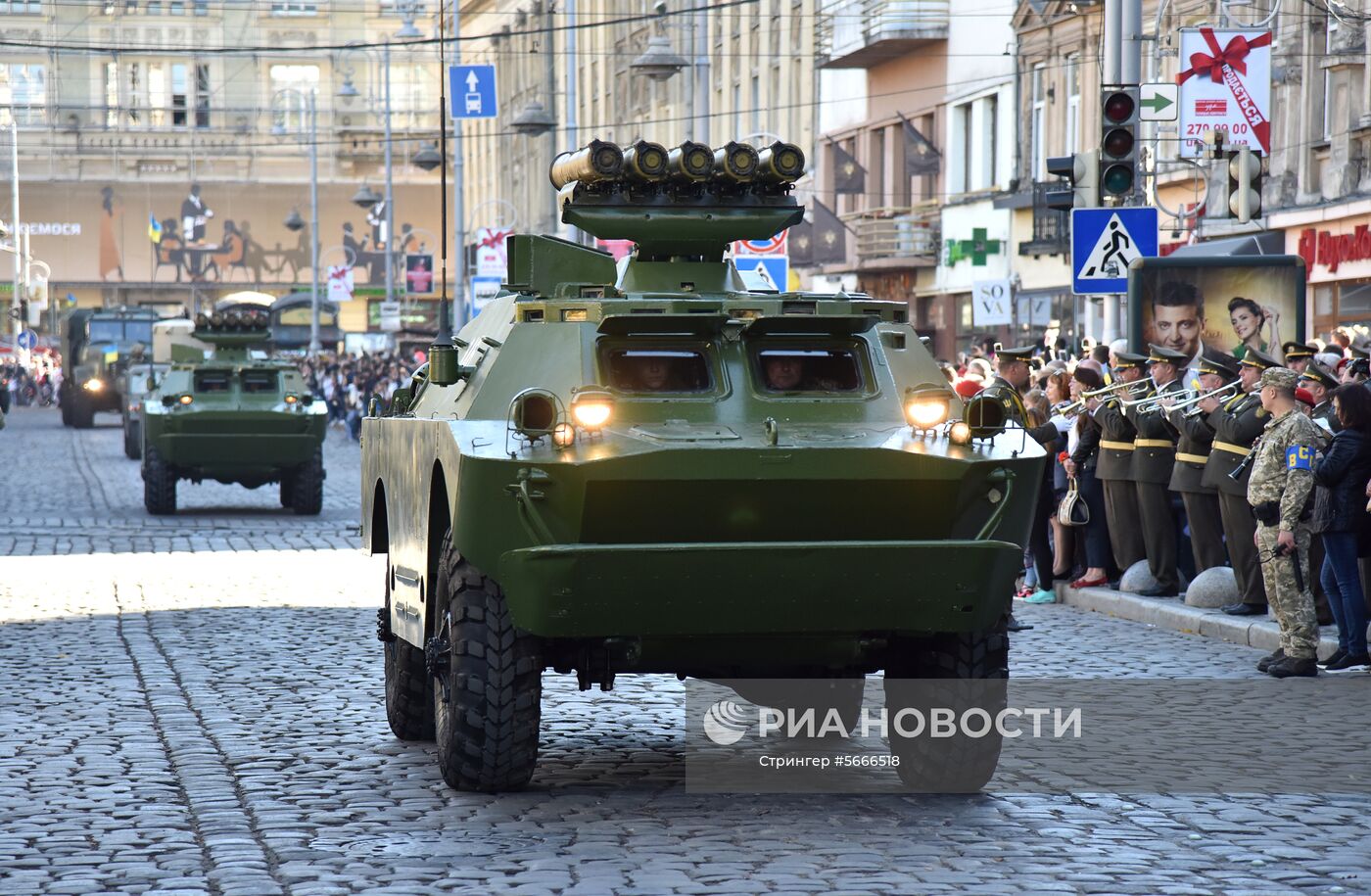 Военный парад к Дню защитника Украины во Львове