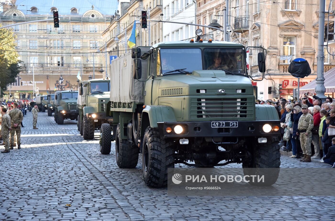 Военный парад к Дню защитника Украины во Львове