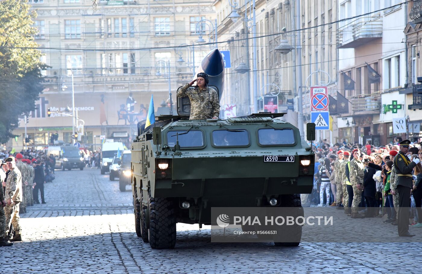 Военный парад к Дню защитника Украины во Львове