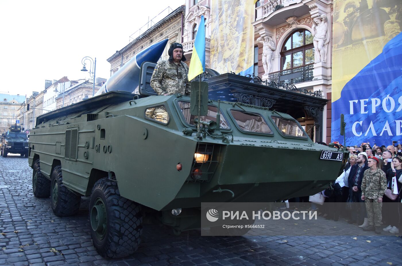 Военный парад к Дню защитника Украины во Львове