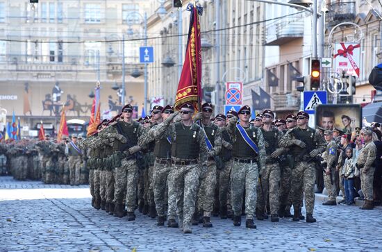 Военный парад к Дню защитника Украины во Львове