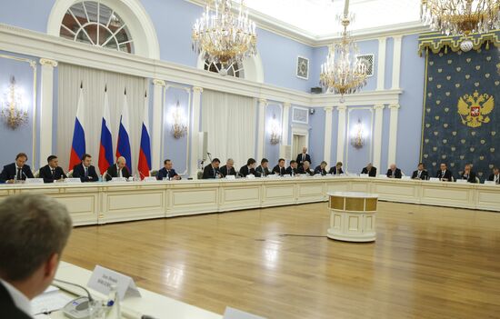 Премьер-министр РФ Д. Медведев провел заседание консультативного совета по иностранным инвестициям