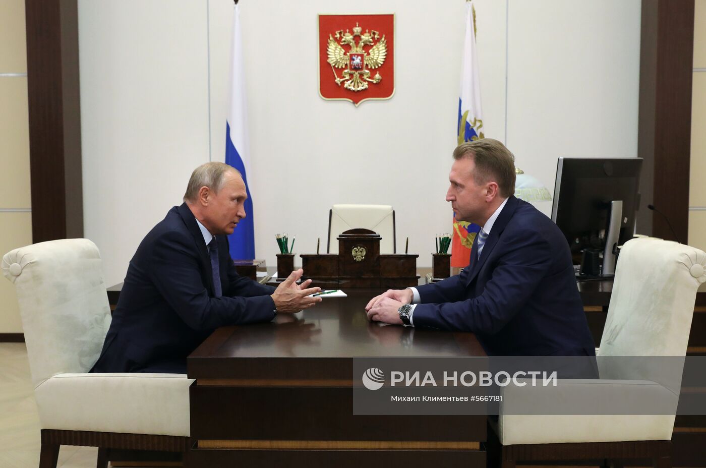 Президент РФ В. Путин встретился с главой ВЭБ И. Шуваловым