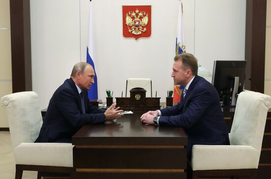 Президент РФ В. Путин встретился с главой ВЭБ И. Шуваловым
