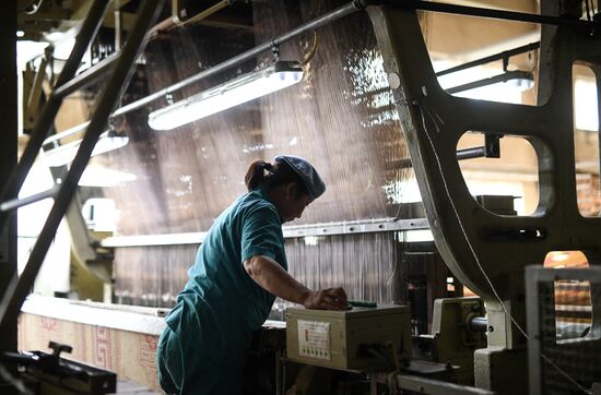 Фабрика по производству ковров «Эрдэнэт Хивс» в Монголии