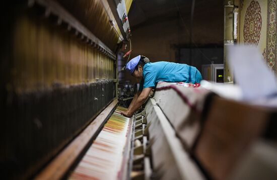 Фабрика по производству ковров «Эрдэнэт Хивс» в Монголии