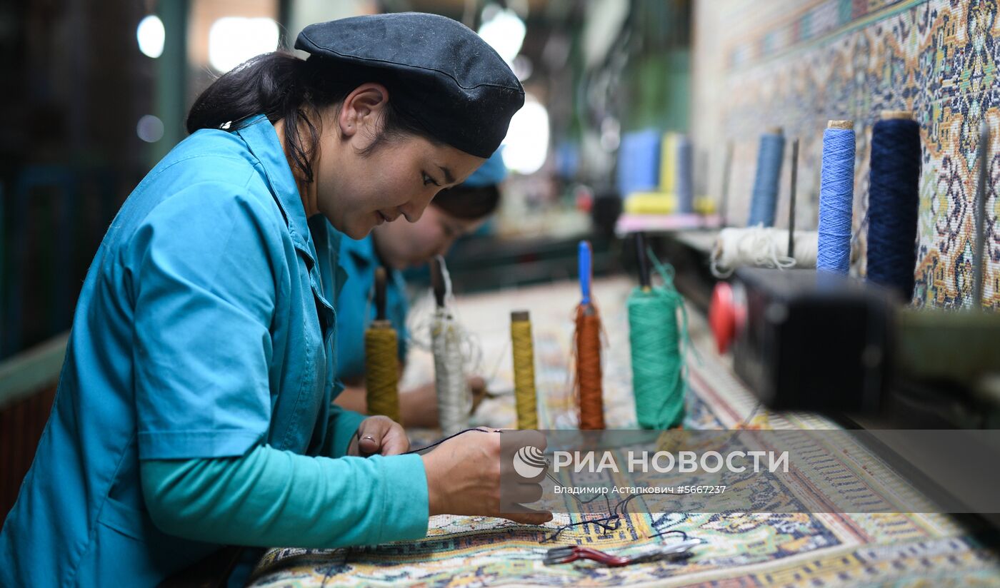 Фабрика по производству ковров «Эрдэнэт Хивс» в Монголии