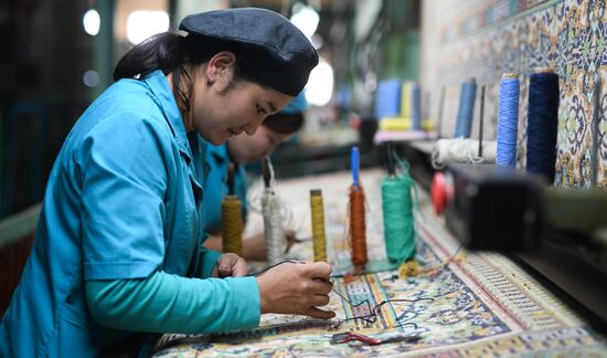 Фабрика по производству ковров «Эрдэнэт Хивс» в Монголии