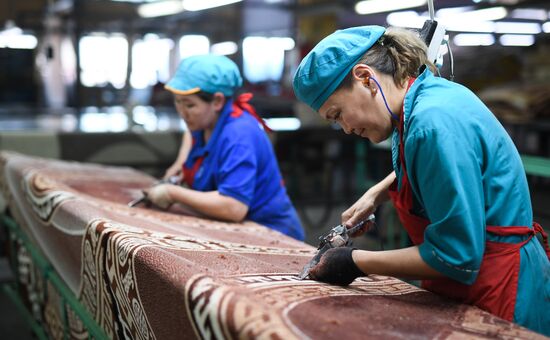 Фабрика по производству ковров «Эрдэнэт Хивс» в Монголии