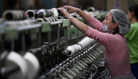 Фабрика по производству ковров «Эрдэнэт Хивс» в Монголии