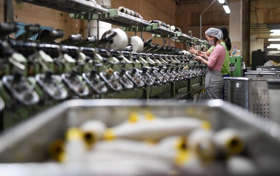 Фабрика по производству ковров «Эрдэнэт Хивс» в Монголии