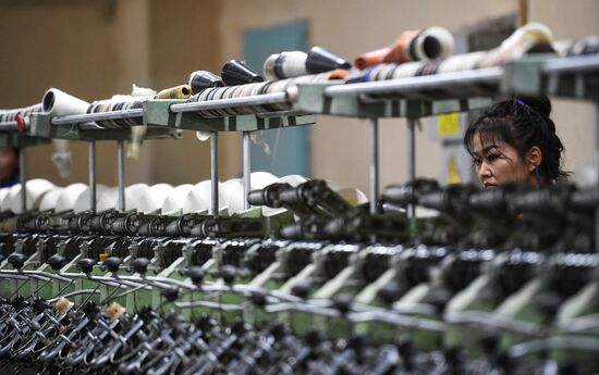 Фабрика по производству ковров «Эрдэнэт Хивс» в Монголии