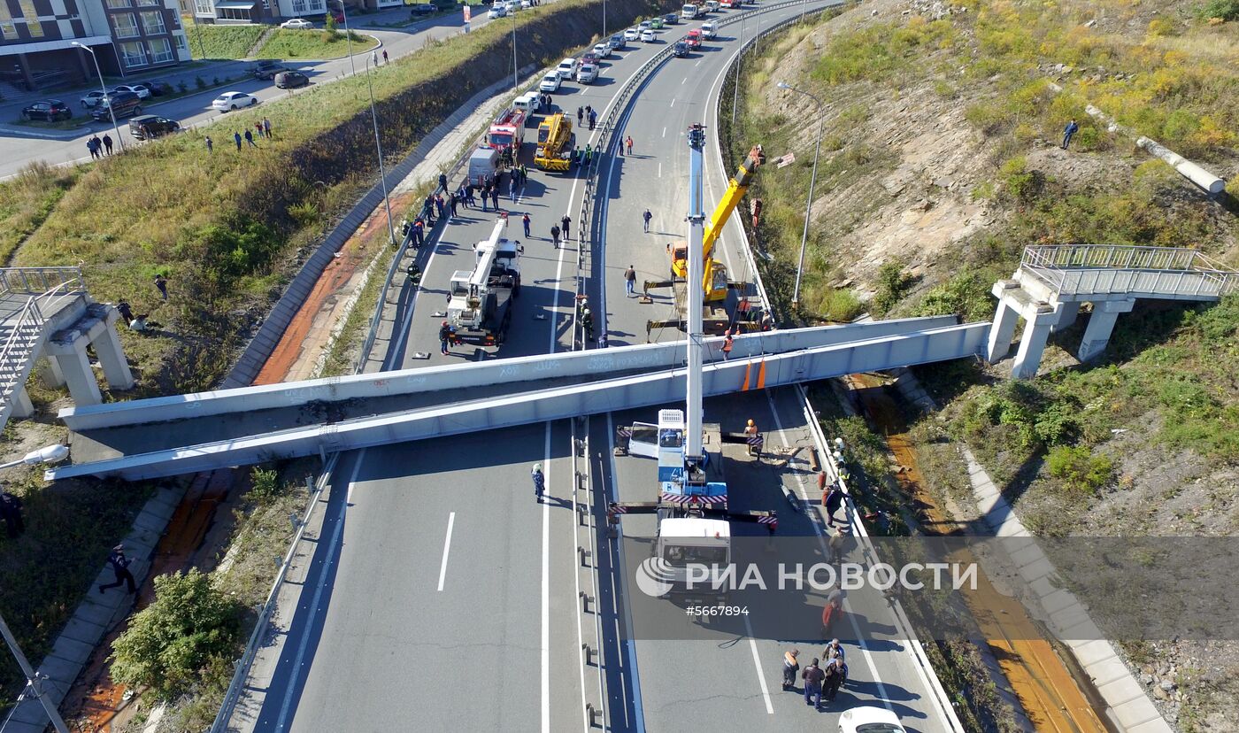 Пешеходный виадук обрушился во Владивостоке