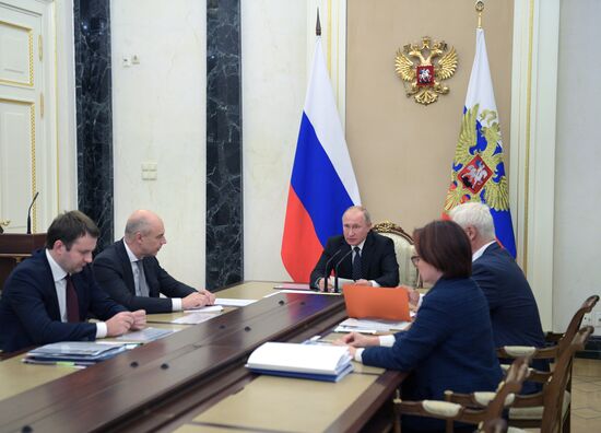 Президент РФ В. Путин провёл совещание по экономическим вопросам