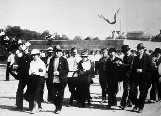 В И Ленин в группе делегатов II Конгресса Коминтерна