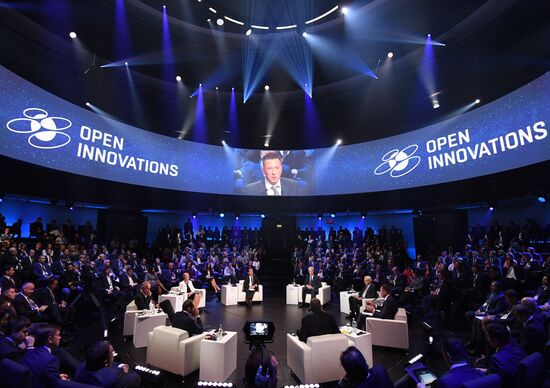 Премьер-министр РФ Д. Медведев на международном форуме "Открытые инновации" в "Сколково"