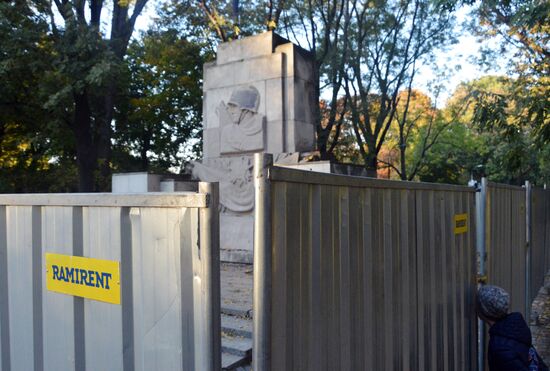 Памятник Благодарности Красной армии начали сносить в Варшаве